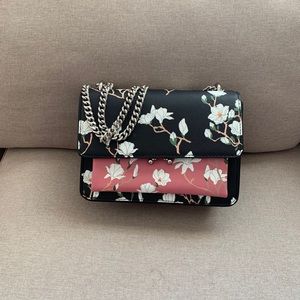 Mango pebbles chain bag